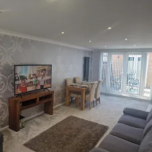  Apartment Stylish & Modern 2 Bed House With Free Parking